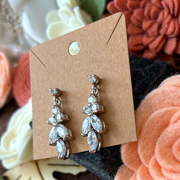 NWT Silver Diamond Drop Earrings - Picture 4 of 5